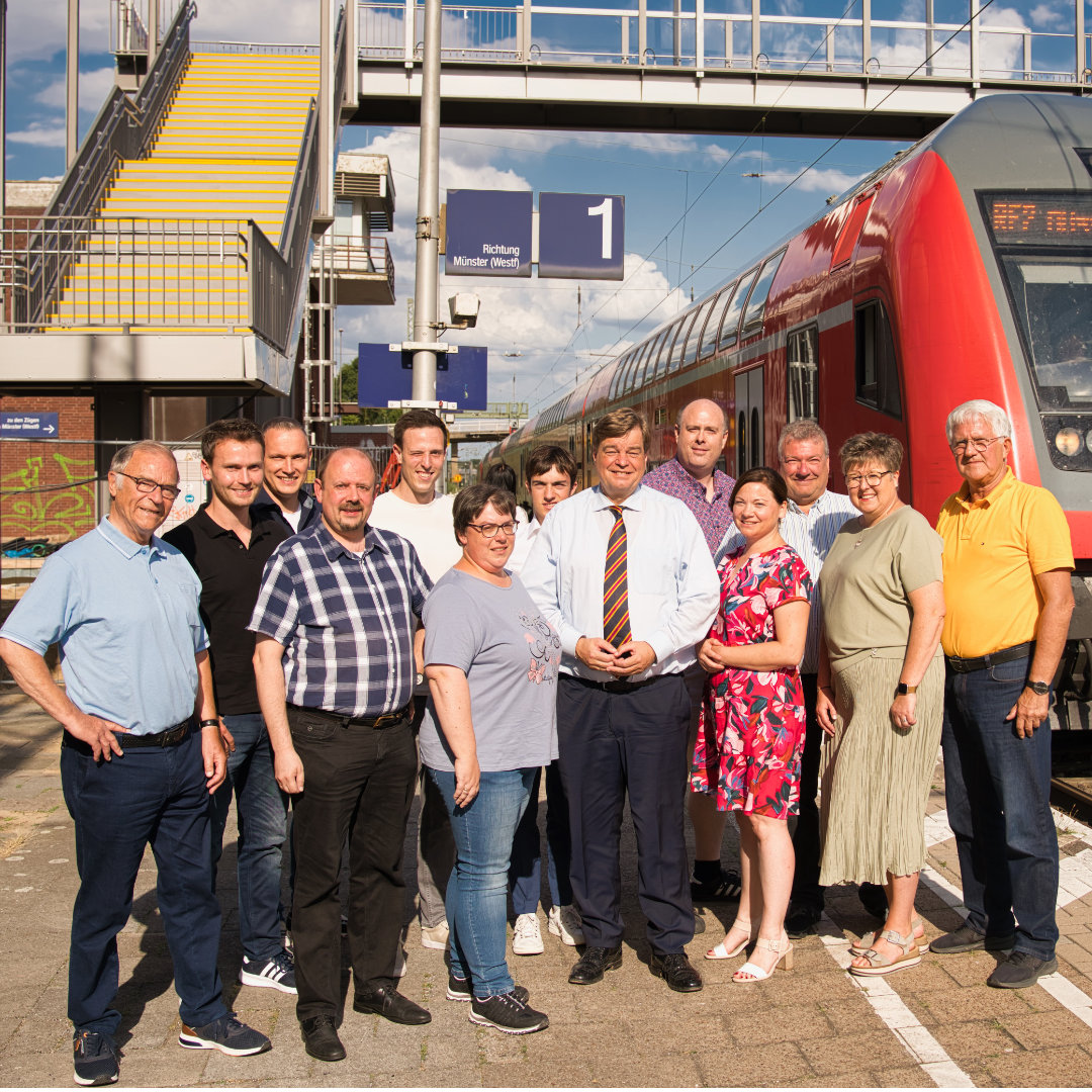 Enak Ferlemann (Mitte) mit der CDU Fraktion am Hasberger Bahnhof